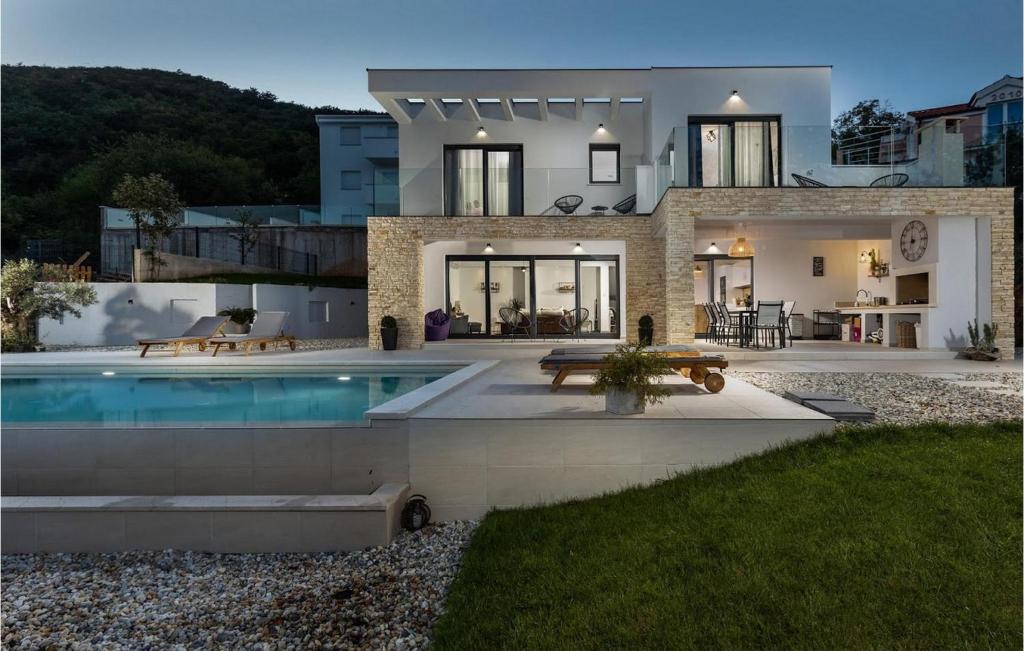 マトゥリにあるVilla Askim Prestige Ariaの正面にプールがある家