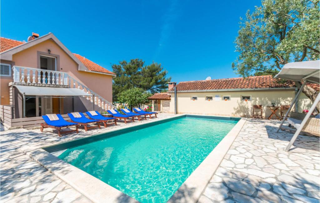 Πισίνα στο ή κοντά στο Lovely Apartment In Sveti Filip I Jakov
