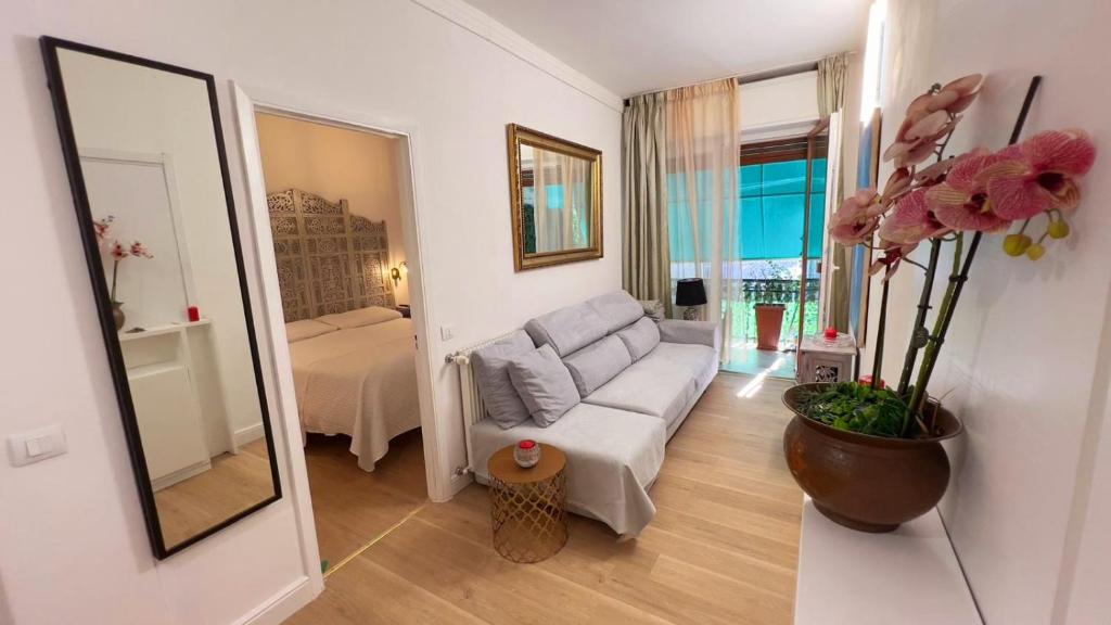 ein Wohnzimmer mit einer Couch und einem Spiegel in der Unterkunft Bellaria Mondial Strategic Location 5 Terre-Portofino in Rapallo