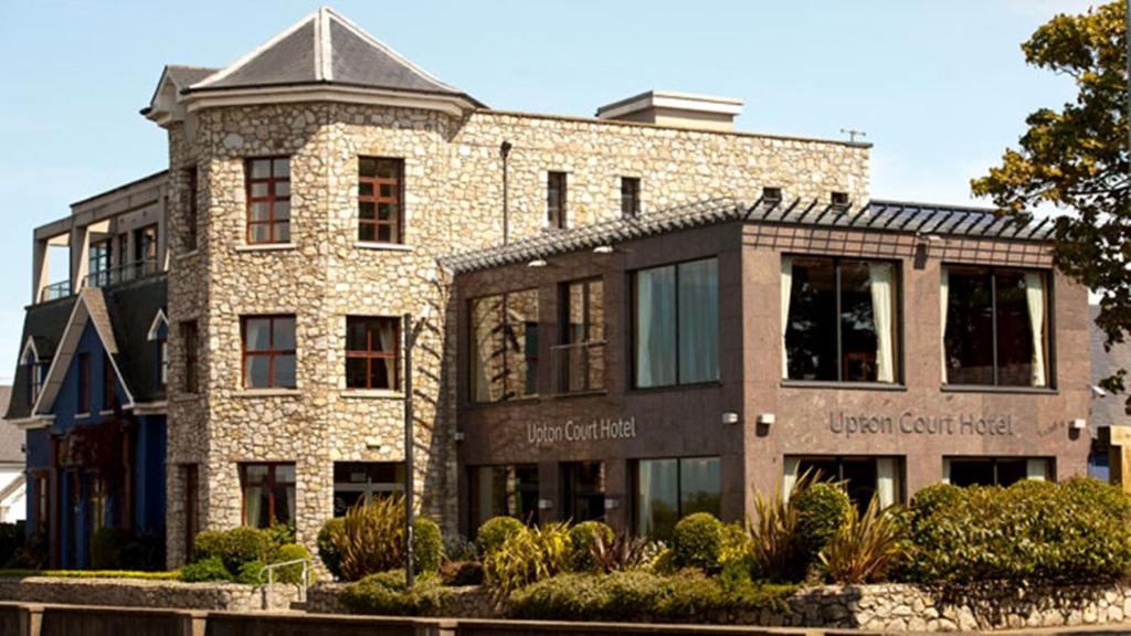 un edificio in mattoni con l'università della California meridionale di Upton Court Hotel a Kilmuckridge