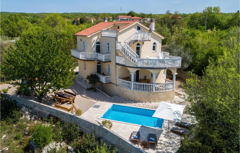 Bazén v ubytování Holiday Home Barusici With Sea View 09 nebo v jeho okolí