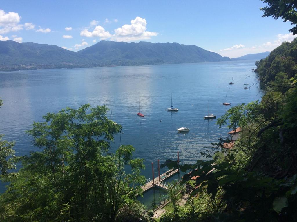 uma vista para um lago com barcos na água em Anly Apartment em Cannero Riviera
