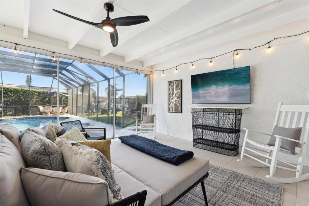 Una sala de estar con un sofá y un ventilador de techo. en 307 Brightwaters Dr, en Cocoa Beach