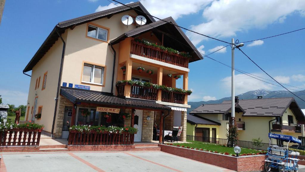 un edificio con balcones en un lateral en Guest House Mijić, en Korenica