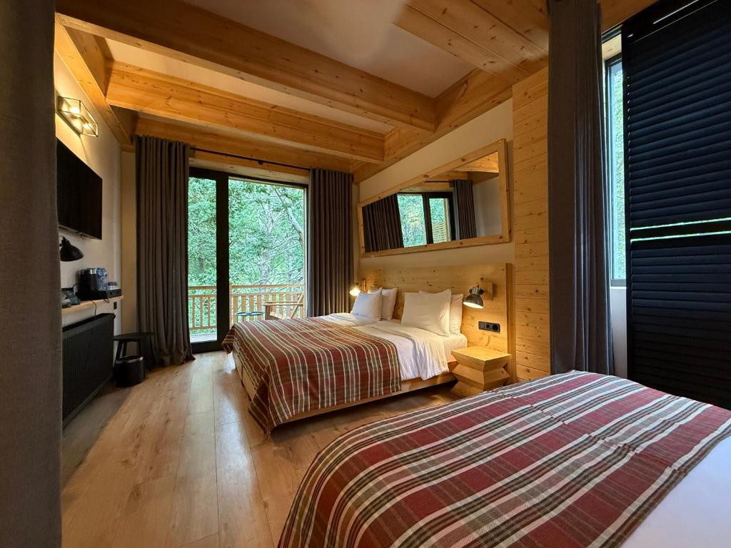 1740 Boutique Hotel Kazbegi - Habitación Familiar Con Vista Al Jardín