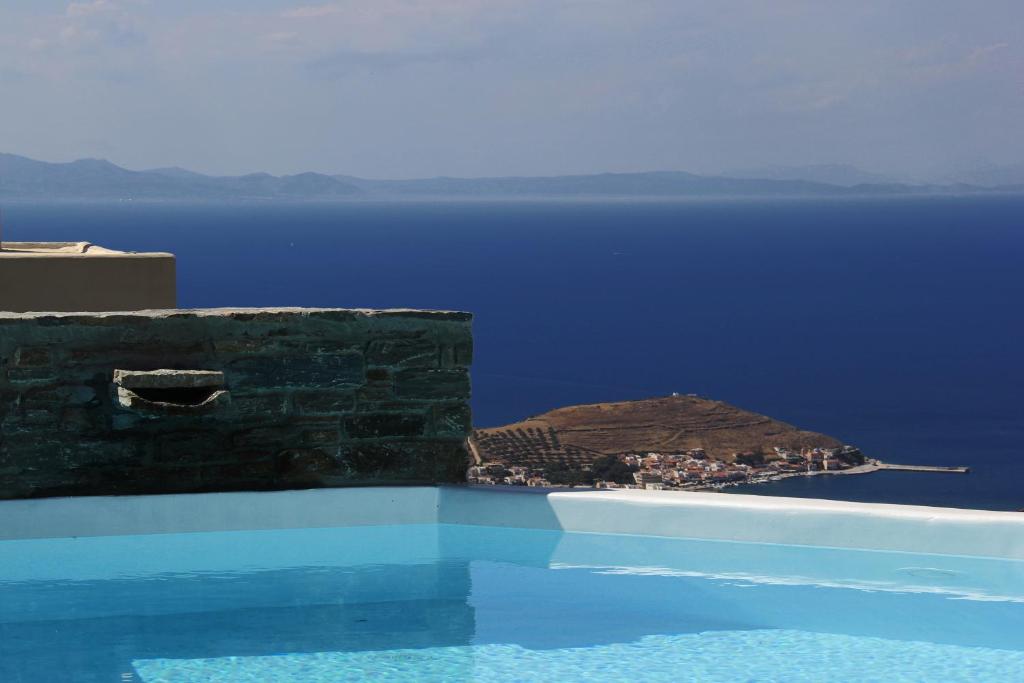 - une piscine avec vue sur une île dans l'eau dans l'établissement Villa Orso Blue II, à Ioulída