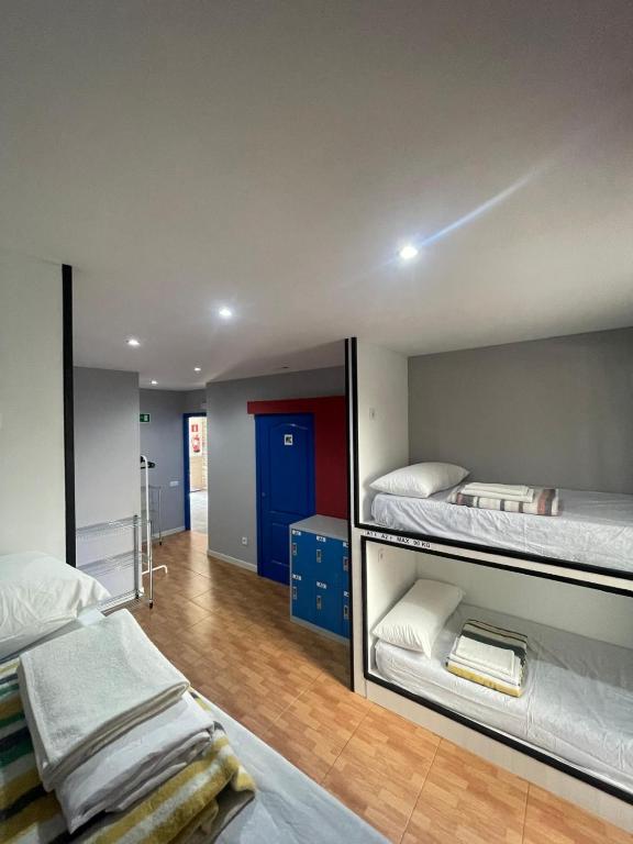 pokój z dwoma łóżkami piętrowymi w obiekcie Hego Haize Zarautz Hostel w mieście Zarautz