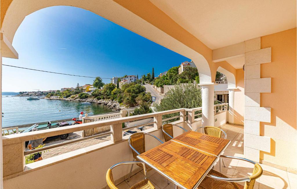 2 Bedroom Beautiful Apartment In Okrug Gornji