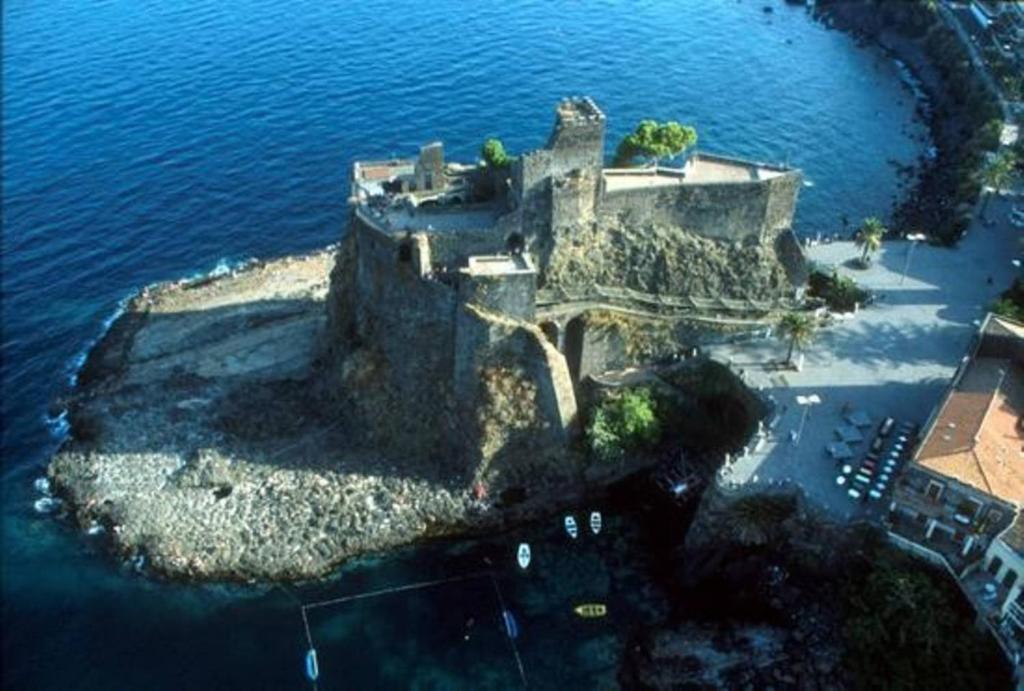 eine Insel mitten im Wasser in der Unterkunft Antico Ormeggio in Aci Castello