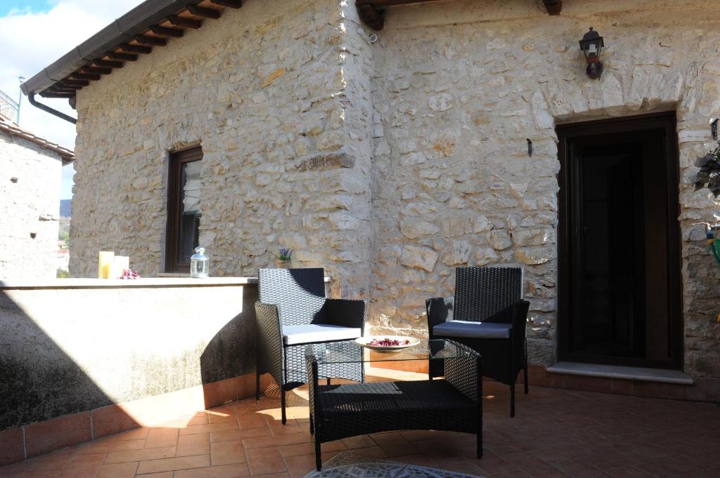 a patio with chairs and a table in front of a building at La Dimora Dei Cavalieri in San Polo dei Cavalieri