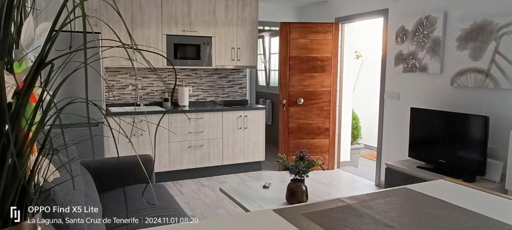 eine Küche mit einem Tisch und einem TV in einem Zimmer in der Unterkunft Cotufa Garden in La Laguna