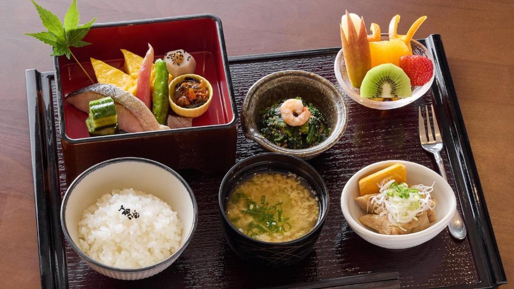 un vassoio con ciotole di cibo su un tavolo di Kumonoue Fuji Hotel - Vacation STAY 13725v a Oishi
