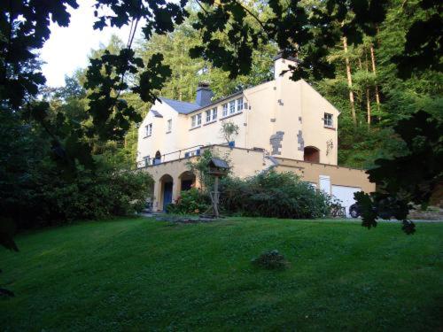 duży dom na zielonym polu z ogródkiem w obiekcie Le Manoir De Morimont w mieście Céroux-Mousty