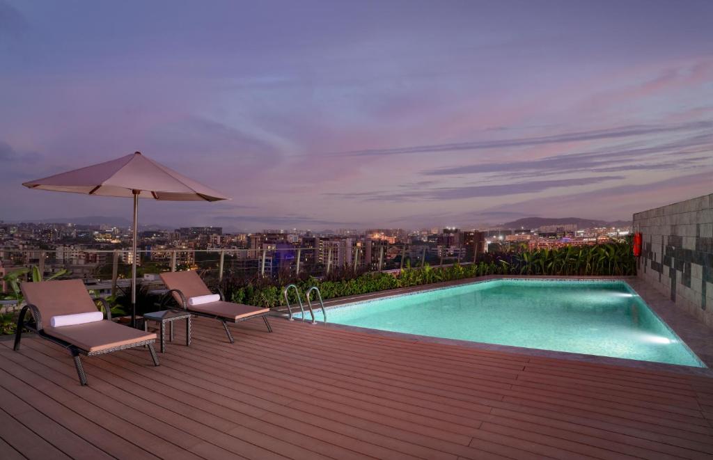 La alberca dentro o cerca de Hilton Garden Inn Mumbai International Airport