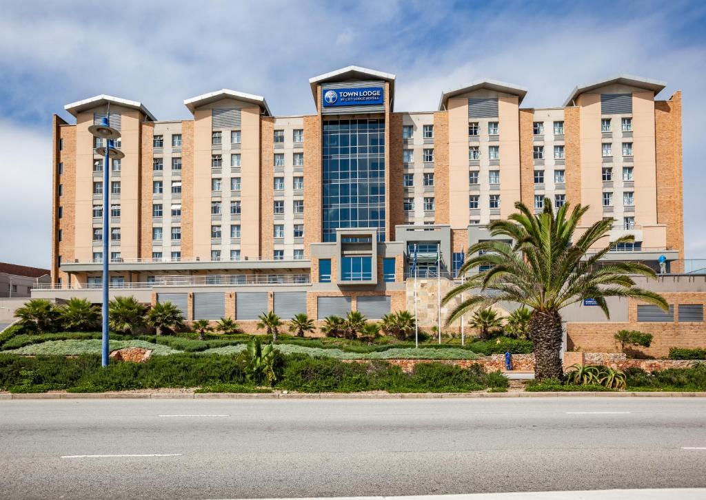 um grande edifício com uma placa em cima em Town Lodge Gqeberha em Port Elizabeth