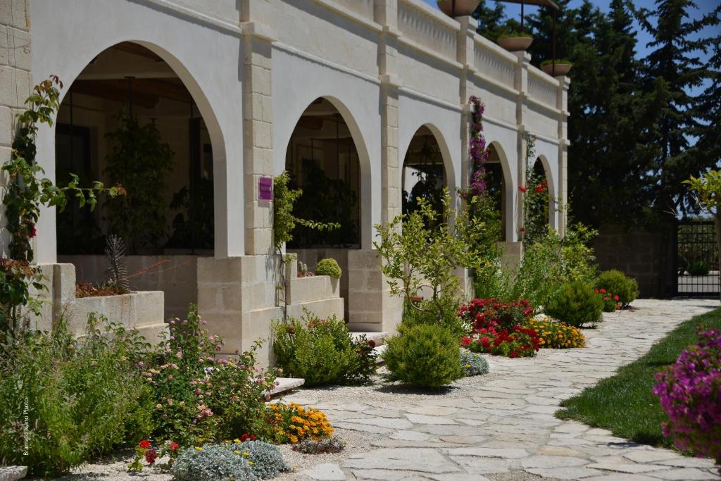 Un jardín fuera de Le Scuderie - Castello Monaci