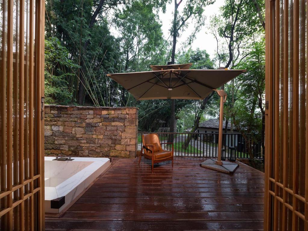 Patio nebo venkovní prostory v ubytování Jianglu Village Dawn Resort