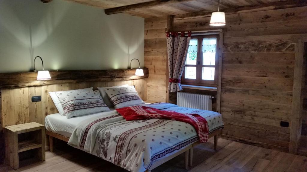 Postel nebo postele na pokoji v ubytování Ospitalità rurale familiare Land Wasser