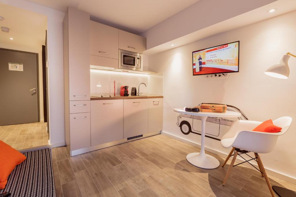 A cozinha ou cozinha compacta de 360 Apartment Hotel Frankfurt
