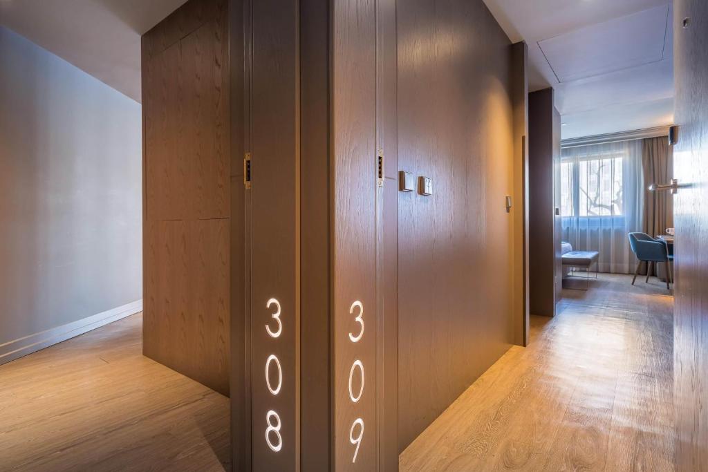 
Family Room (3 Adults + 2 Children)
