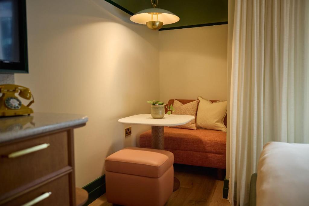 The July - London Victoria - Resim 18