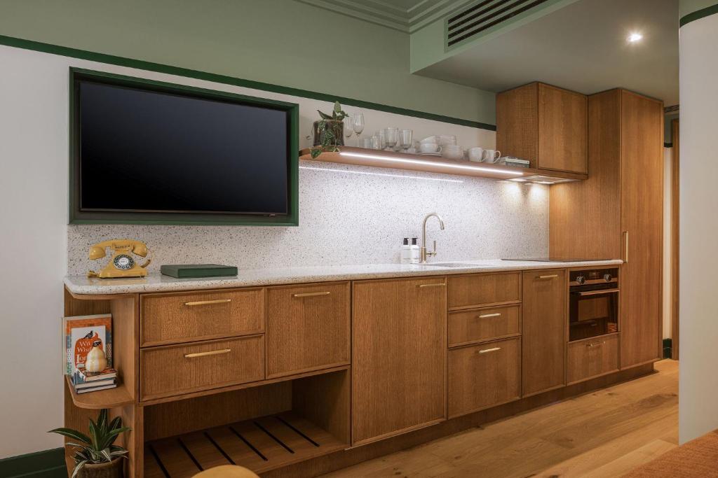 The July - London Victoria - Resim 16