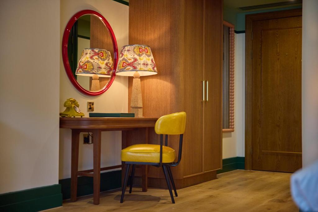 The July - London Victoria - Resim 25