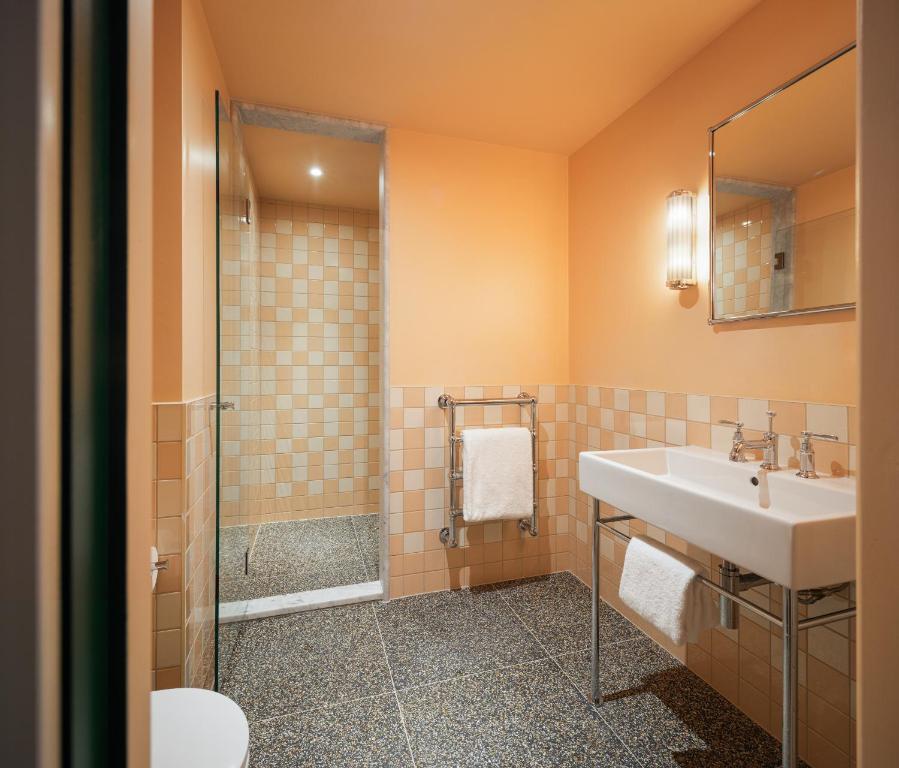 The July - London Victoria - Resim 5