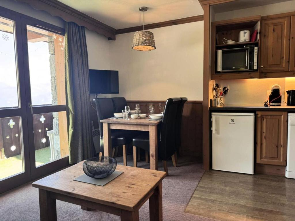 une cuisine et un salon avec une table et une salle à manger dans l'établissement Résidence Valeriane - La Valériane 4 - Studio proche de la rue piétonne et piste de luge MAE-8144, à Valmorel