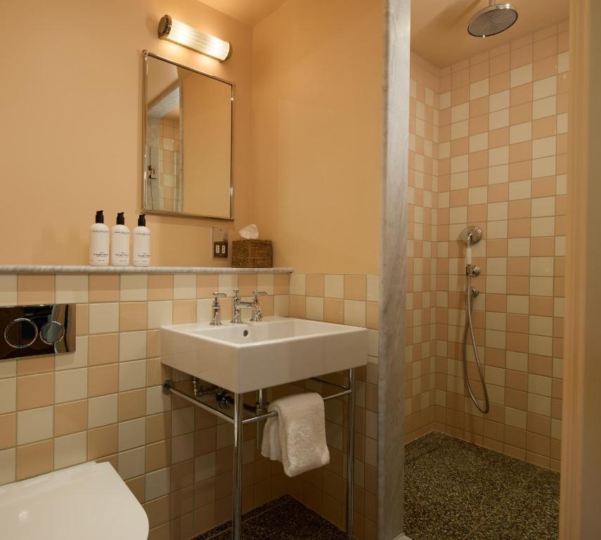 The July - London Victoria - Resim 26