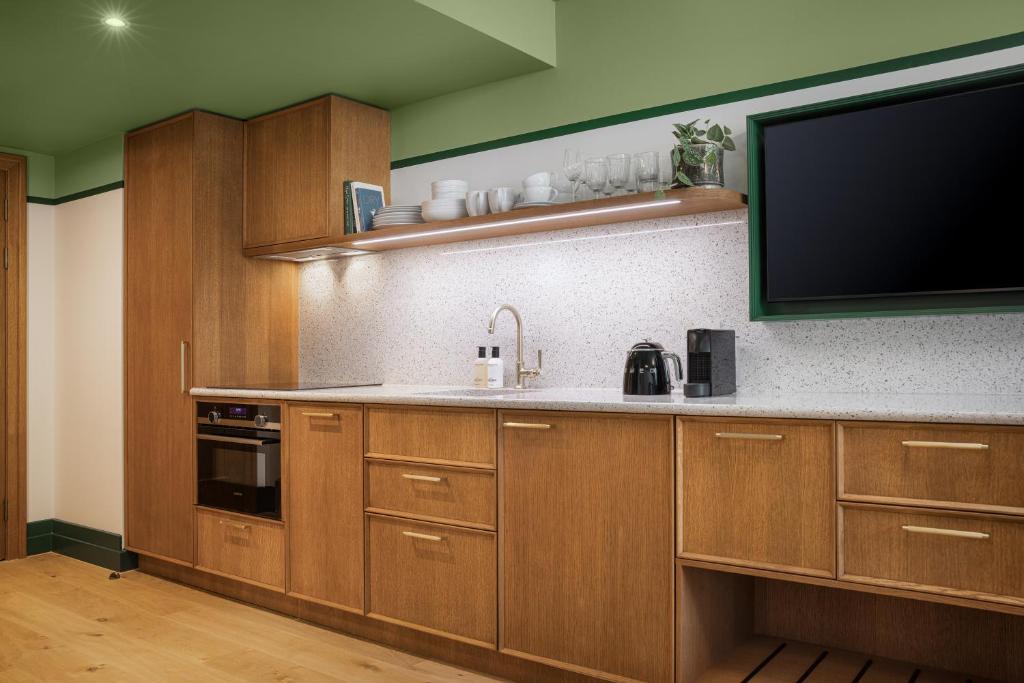 The July - London Victoria - Resim 37