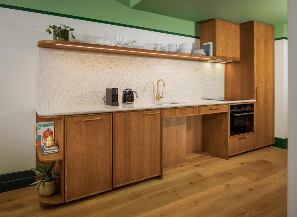 The July - London Victoria - Resim 42