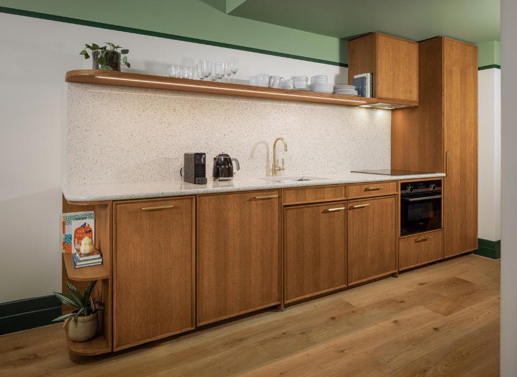 The July - London Victoria - Resim 41