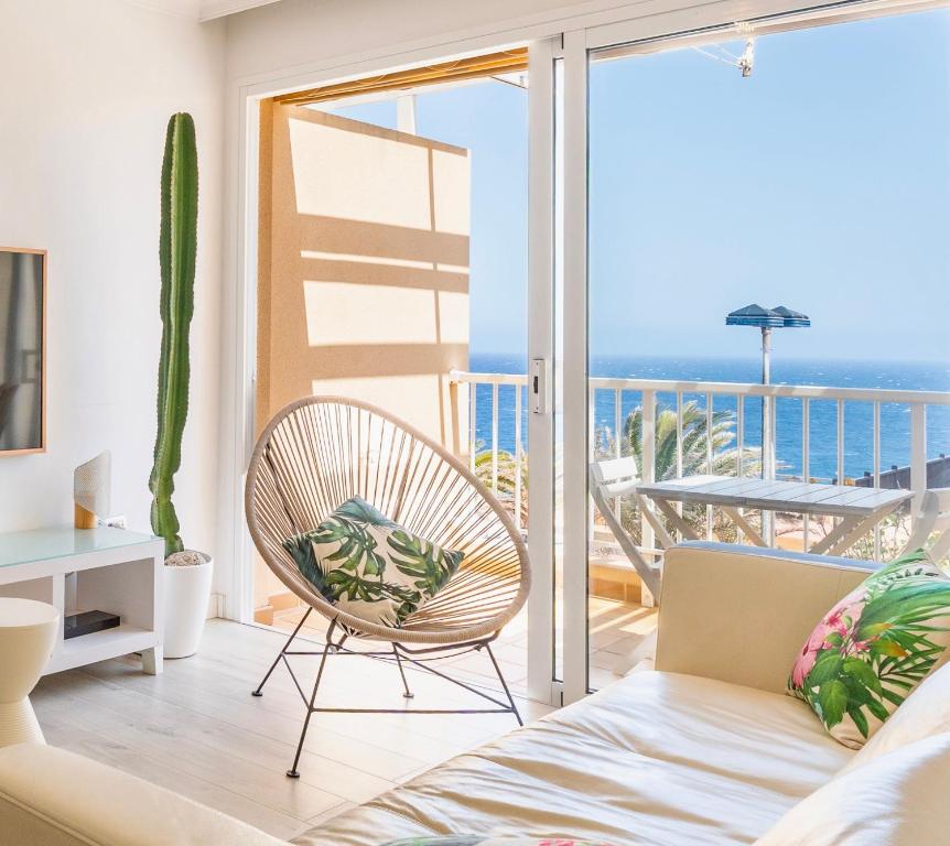 Una sala de estar con vista al mar. en El Poris, en Porís de Abona