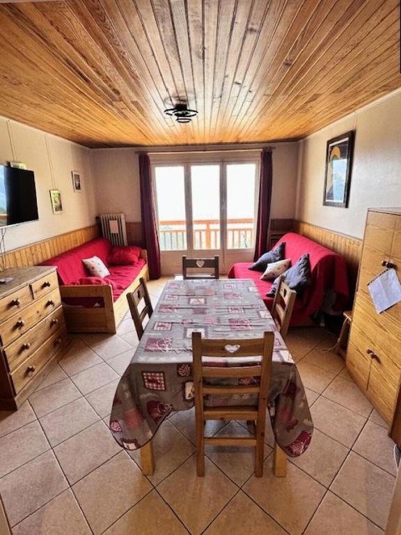 un salon avec une table et un canapé dans l'établissement Résidence Paradis B - APPARTEMENT 2 PIECES -ALPE D'HUEZ QUARTIER DU VIEL ALPE MAE-9603, à Huez