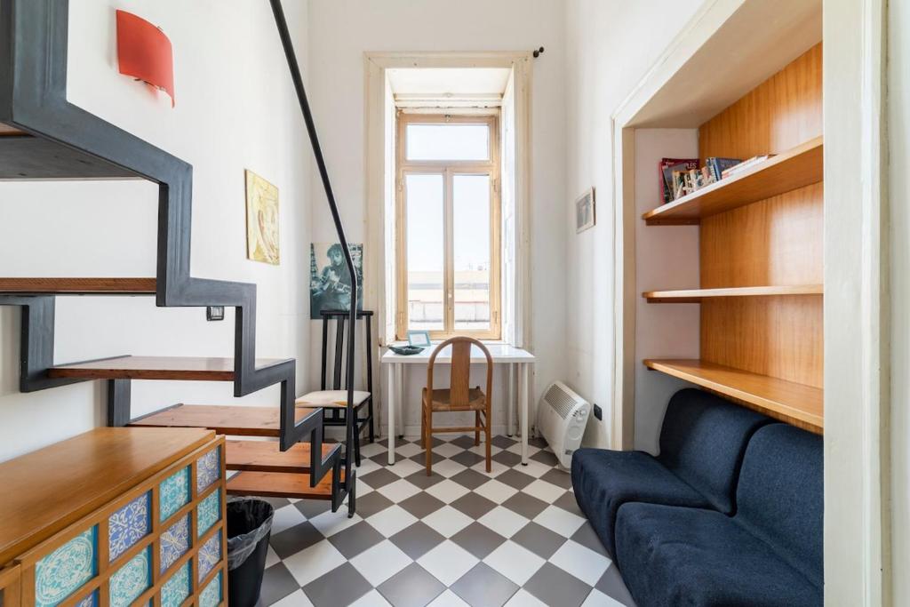 salon z niebieską kanapą i schodami w obiekcie La Terrazza sui Quartieri w mieście Neapol