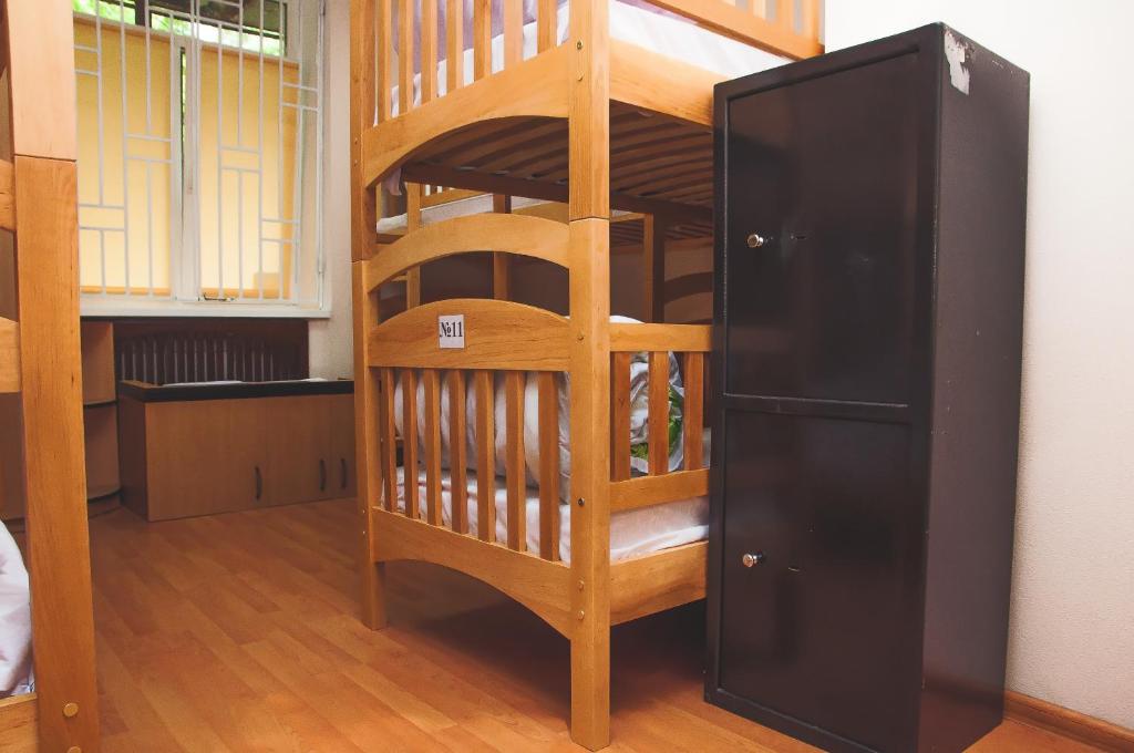 Palanda nebo palandy na pokoji v ubytování Globus Hostel
