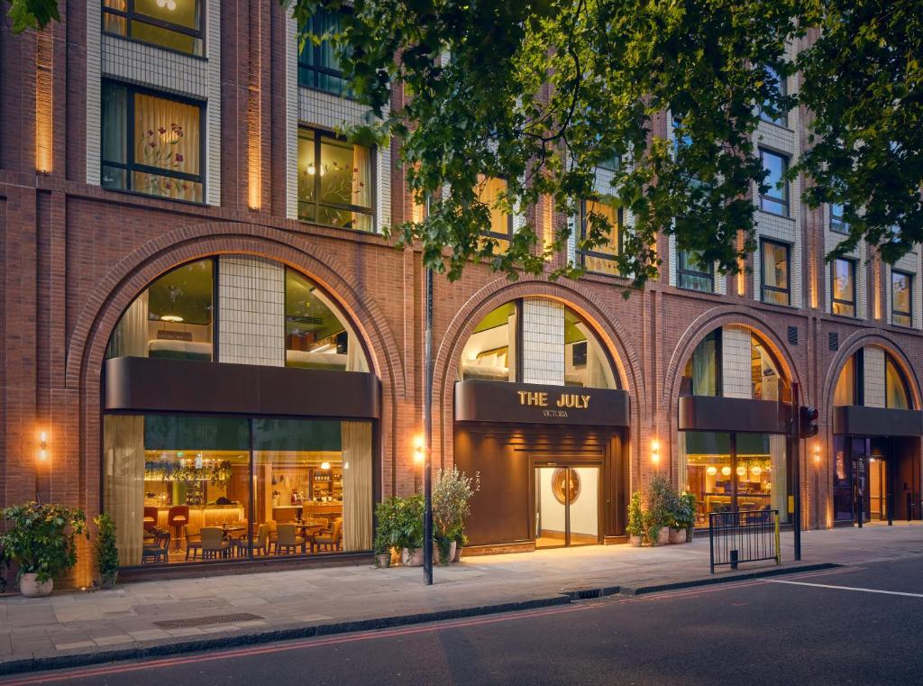 The July - London Victoria - Resim 8