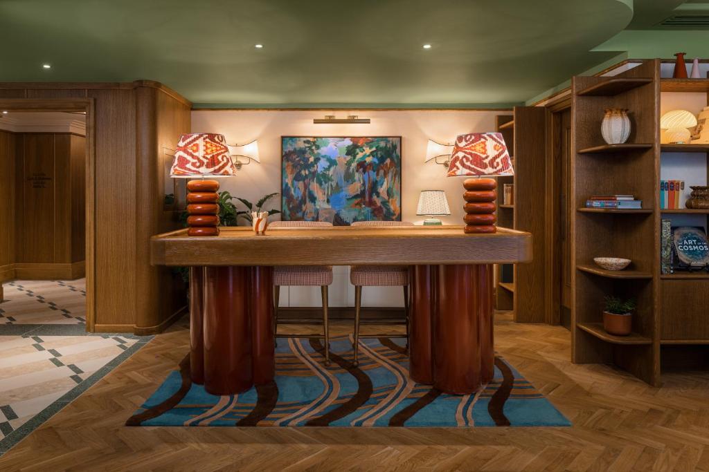 The July - London Victoria - Resim 7