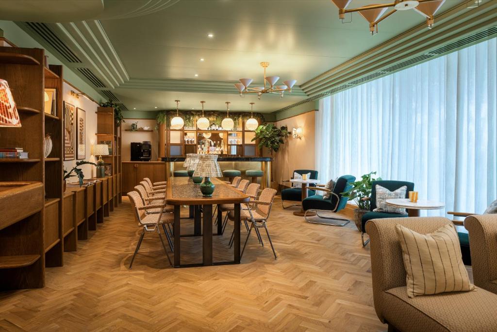 The July - London Victoria - Resim 35