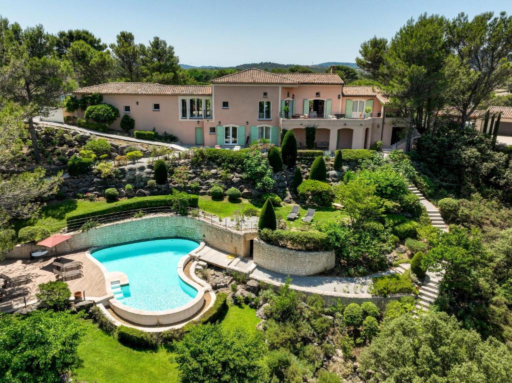 マルモールにあるLa Villa KEF - Domaine & Golf de Pont Royalのプール付きの家の航空写真