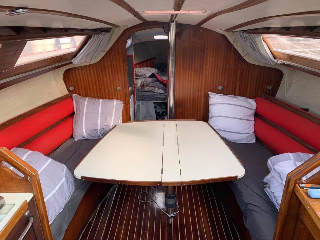 a table in the back of a small room at Voilier Rush Régate Capobar in Boulogne-sur-Mer