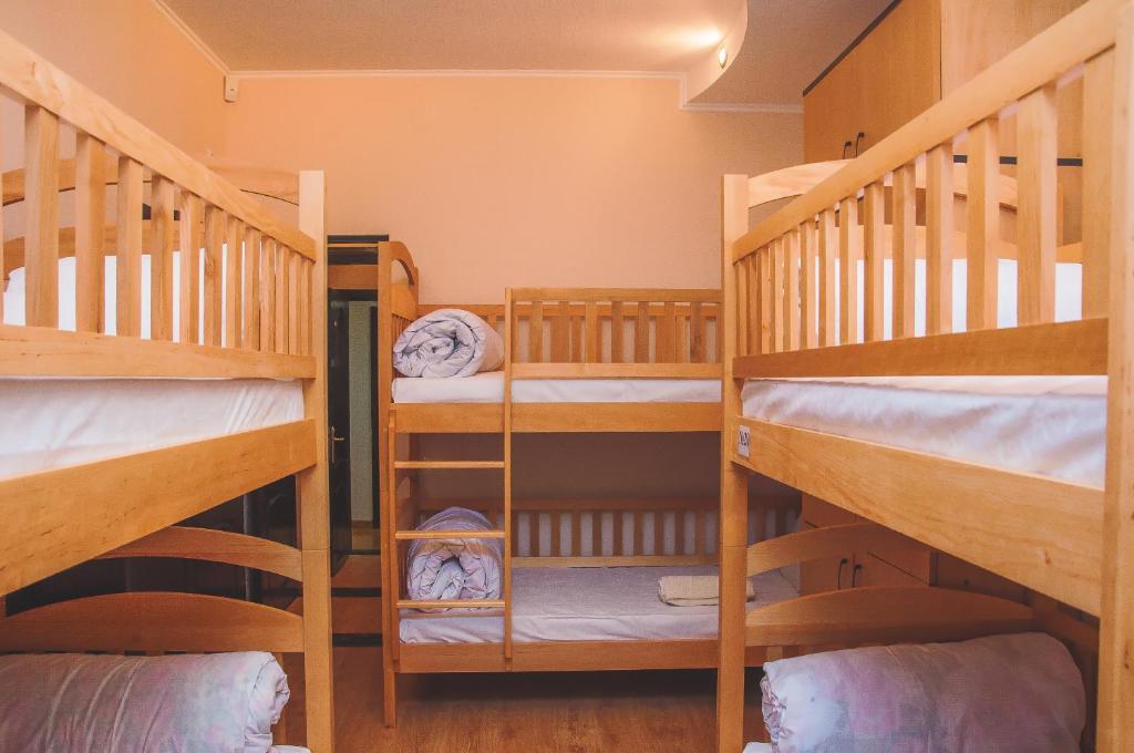 Palanda nebo palandy na pokoji v ubytování Globus Hostel