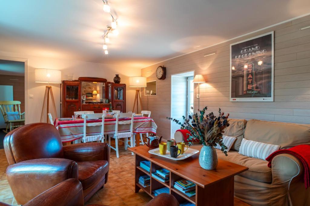 un salon avec un canapé et une table dans l'établissement Ker West, à Carnac