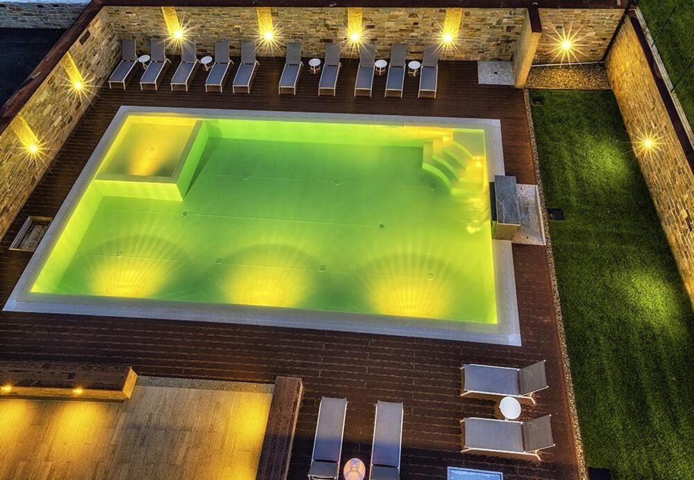 Bazén v ubytování Rainbow Holiday Apartments Lake Como nebo v jeho okolí