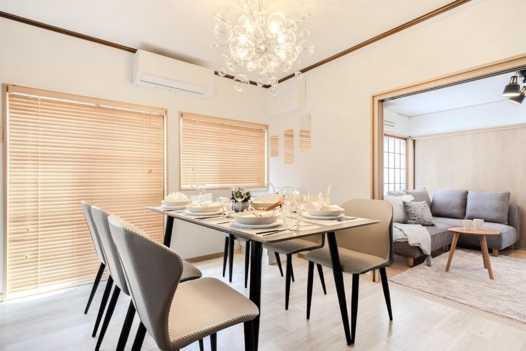ein Esszimmer mit Tisch und Stühlen in der Unterkunft Kasai Cozy House in Tokio