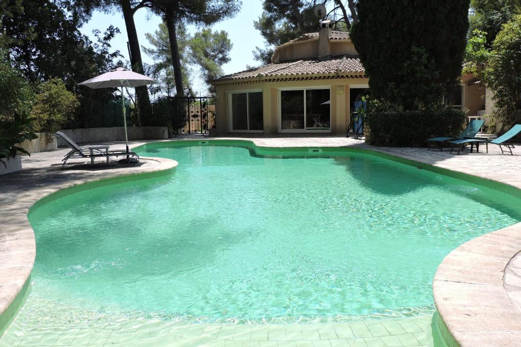 une piscine dans une cour avec une maison dans l'établissement Maison dans le payage de Pagnol Aubagne France, à La Celle-sous-Gouzon