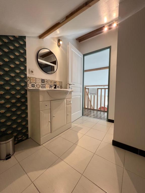 La salle de bains est pourvue d'un lavabo et offre une vue sur l'océan. dans l'établissement Les gîtes du pied mulet, à La-Gripperie-Saint-Symphorien