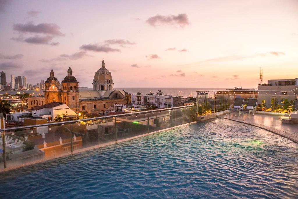 Blick auf die Stadt von der Dachterrasse eines Gebäudes in der Unterkunft Movich Hotel Cartagena de Indias in Cartagena de Indias