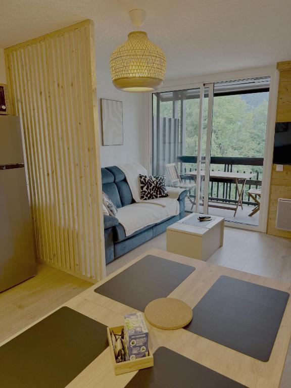 un salon avec un canapé et une table dans l'établissement Les Duc(s) de l'Airelle, aux Carroz d'Arâches